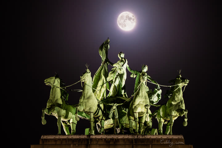 Quadriga of the Cinquantenaire arch under the full moon, Brussels