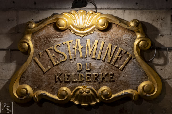 Gilded sign of the Estaminet du Kelderke, Grand-Place, Brussels