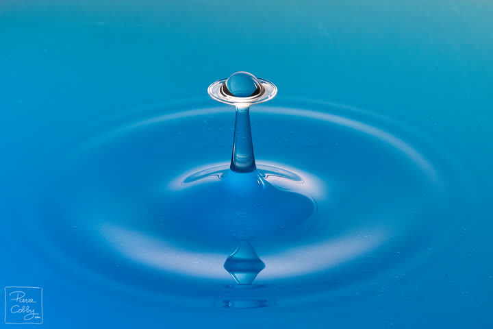 Water drop column with a small umbrella-shaped splash