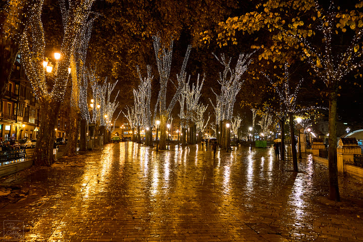 A square in Bilbao during a rainy night.