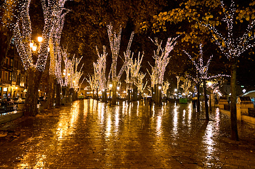 A square in Bilbao during a rainy night.